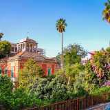 � circondata da un verdeggiante giardino di agrumi, ulivi, palme, pini e folti arbusti il quale, nelle stagioni pi� calde, si riempie anche di colorati e profumati fiori di glicine, zagare e bouganville che rivestono interamente la recinzione